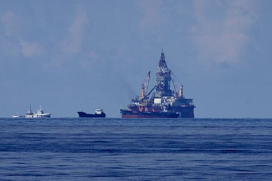 Tàu Việt Nam tới sát giàn khoan 981 Trung Quốc